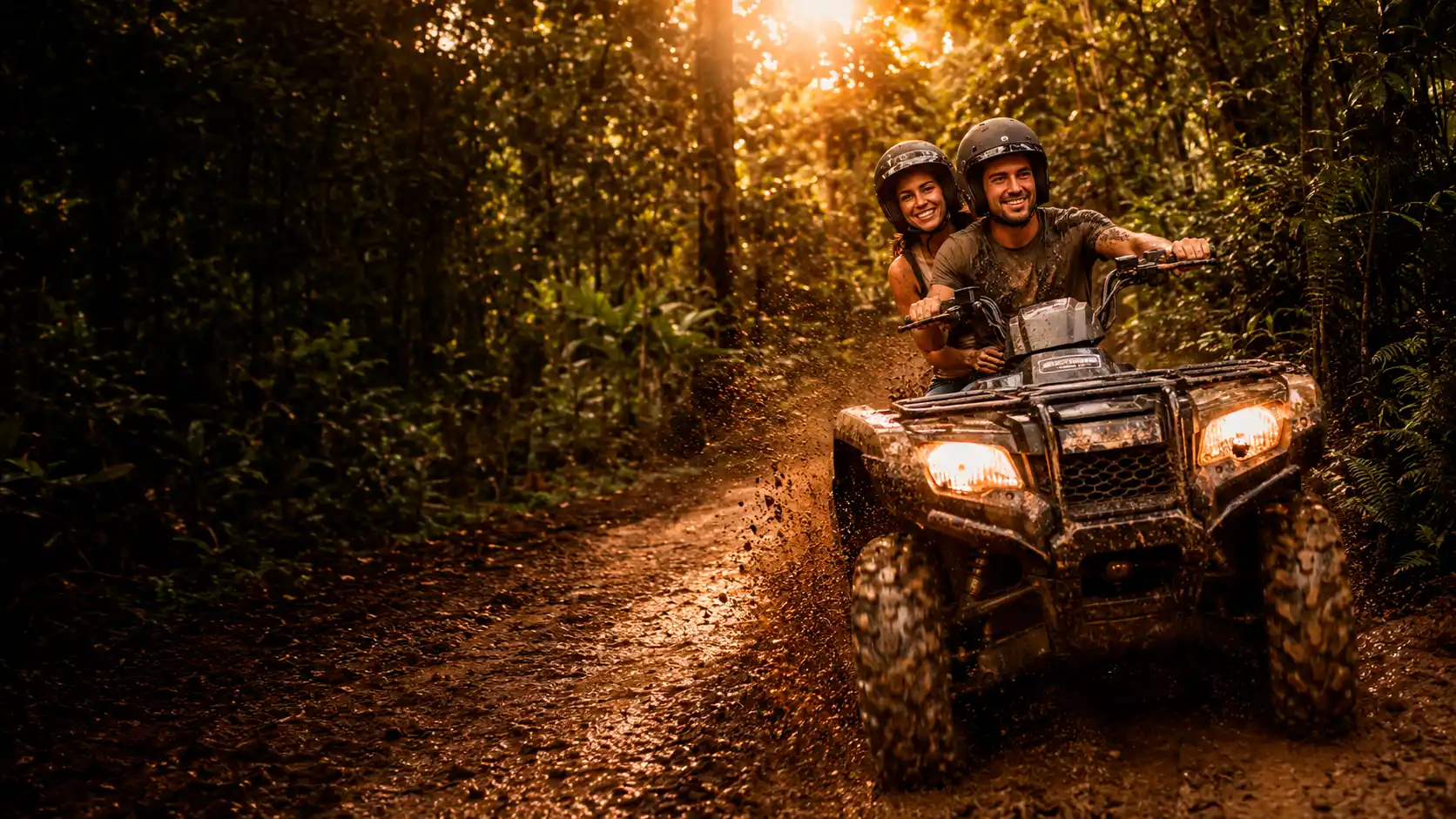 Casal pilotando quadriciclo Honda 4x4 em trilha na mata fechada de Joaquim Egídio ao pôr do sol