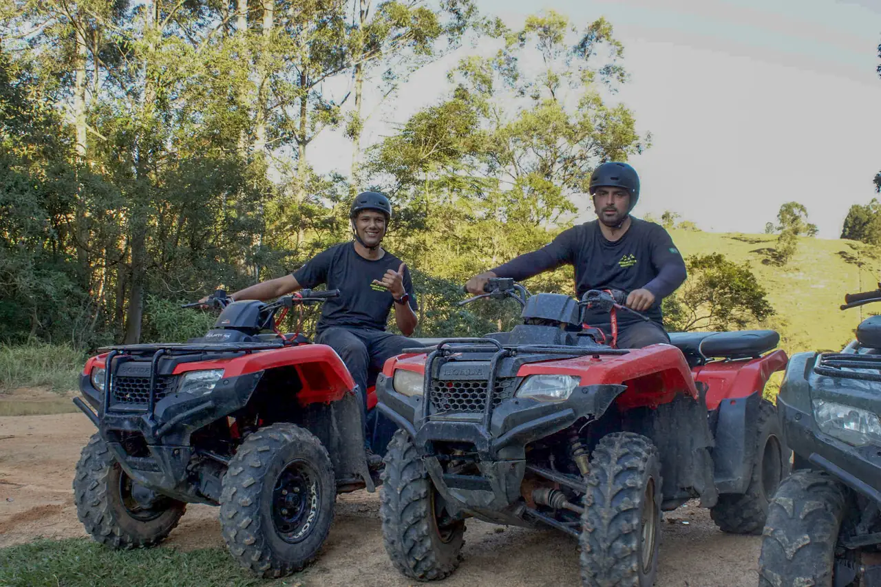 Equipe de guias com quadriciclos na trilha