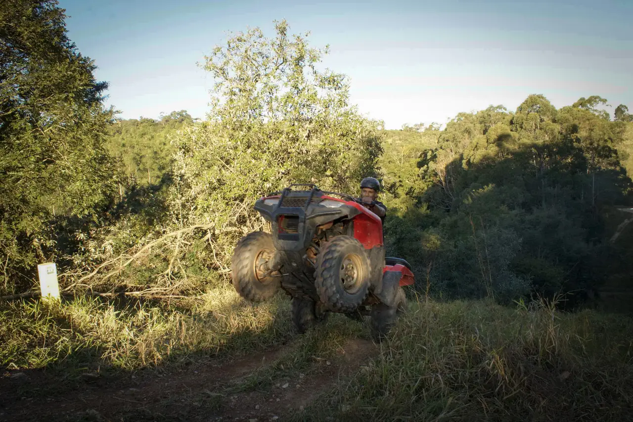 Quadriciclo numa subida íngreme off-road