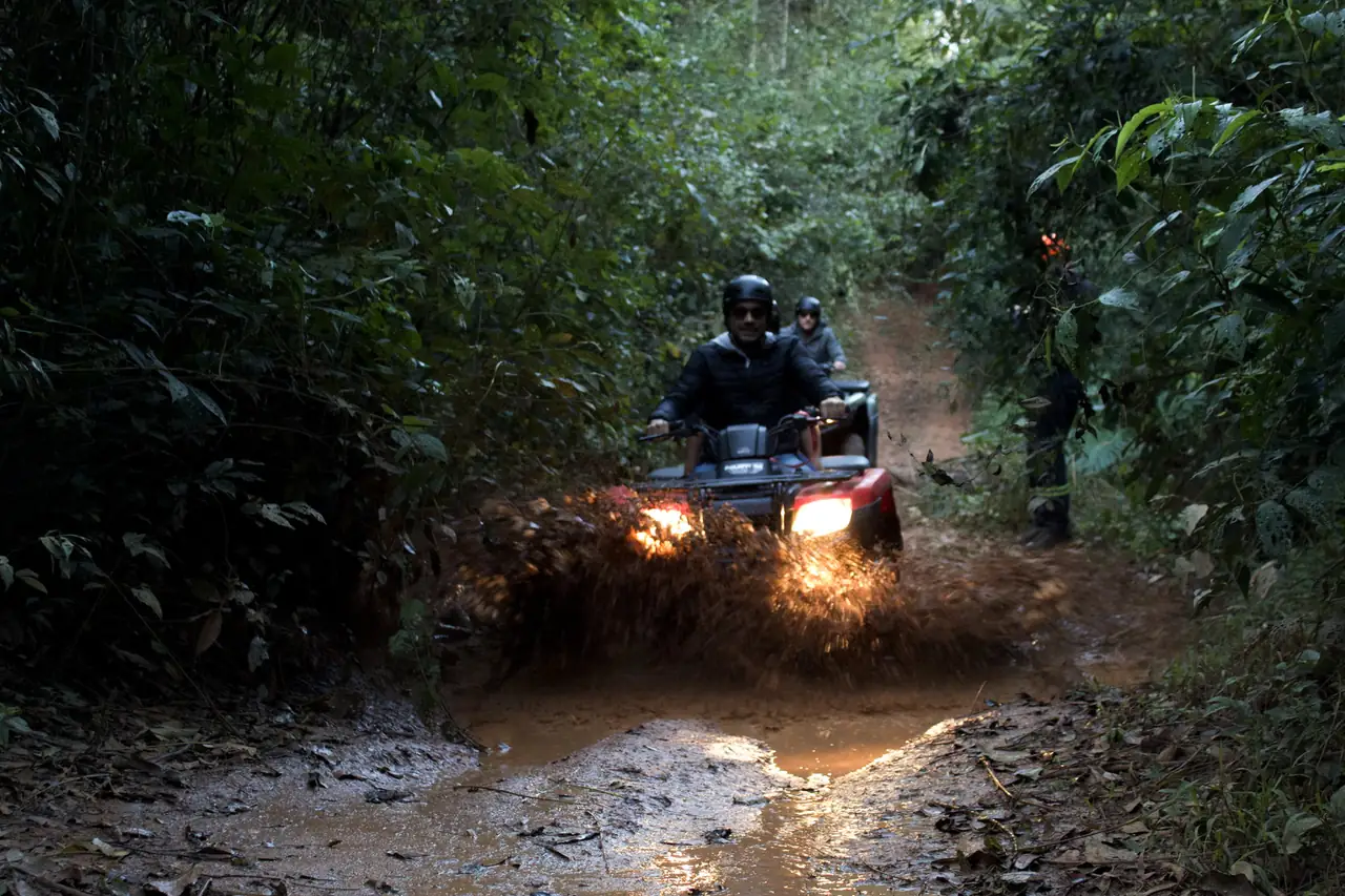 Travessia de lama em trilha noturna